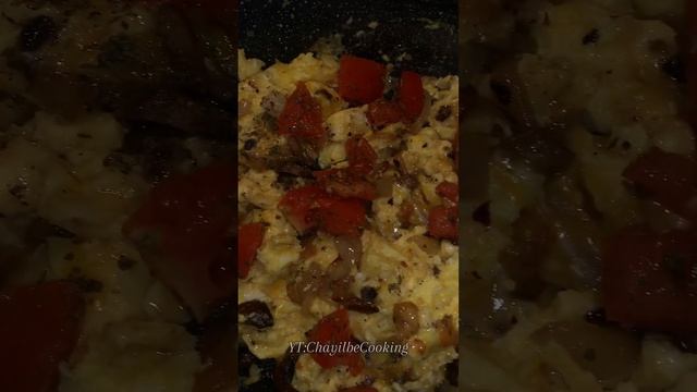 Healthy breakfasts idea: CHEESY Tomato Basil egg scramble with sautéed mushrooms 🍄🟫 and onions 🧅 смотреть онлайн