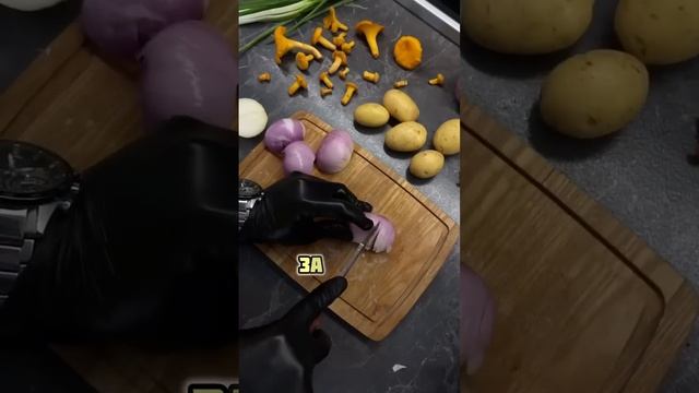 Горячая сковородка с картофелем и лисичками #готовимдома #рецепты #кулинария смотреть онлайн