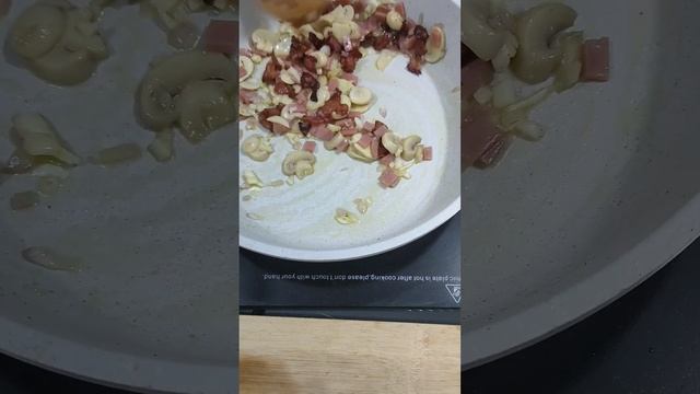 CREAMY CARBONARA: SIMPLE AND EASY #carbonara #easyrecipe #pinoyfood #shortvideo #shorts смотреть онлайн