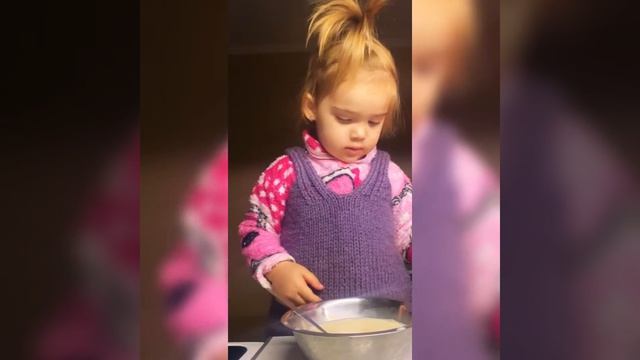 Милана готовит омлет🍳 смотреть онлайн