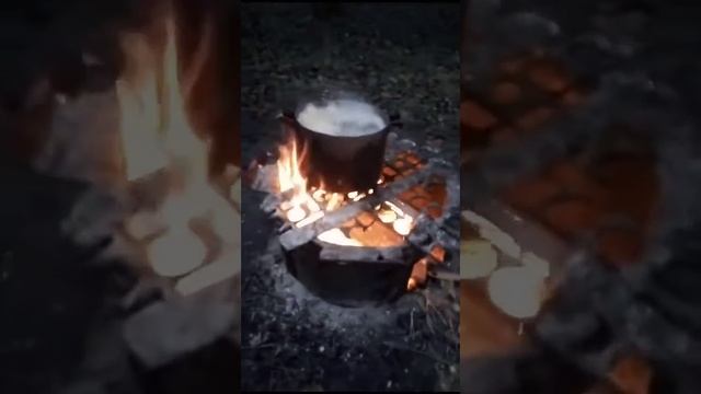 Похлебка на привале. готовится на костре на улице. Chowder at a halt),we cook it over a fire outsid смотреть онлайн