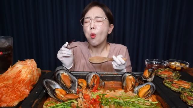 초대왕 자연산 홍합으로 만든 🖤 섭 장칼국수 레시피 & 먹방 Giant Mussel Kalguksu Korean Seafood Noodles Mukbang ASMR Ssoyoun