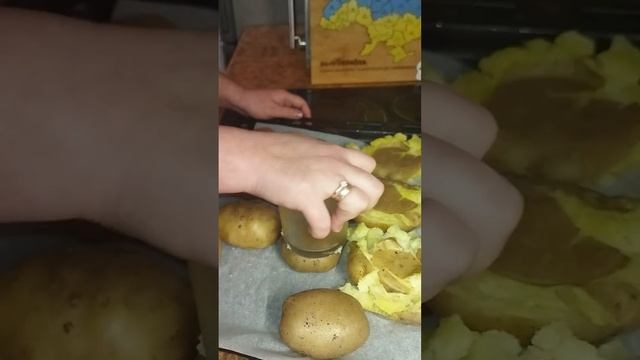 Розчавлена запечена картопля під сиром смотреть онлайн