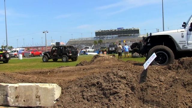 Jeep Wranglers On Obstacle Course With DiabloSport Programmers смотреть онлайн
