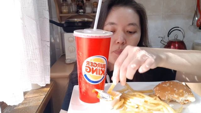 Mukbang/Мукбанг Burger King 🍔🍟🥤Почему я не стала снимать? #неасмр #еданакамеру #burgerking #мукбанг смотреть онлайн