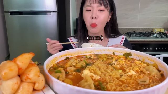 새벽에 배고파서 세숫대야에 떡만두 라면 배터지게 먹었습니다...🍜ㅣ라면 먹방ㅣ틈새라면 Eat 6 Spicy Ramen Mukbang смотреть онлайн