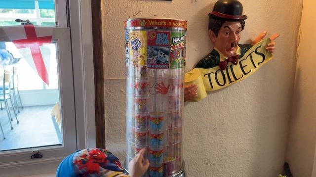 Традиционный английский паб "Красная Корова" (the Red Cow) возле Бостона смотреть онлайн