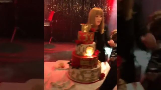 Алла Пугачева угощает именинным тортом на праздновании 70-летнего юбилея смотреть онлайн