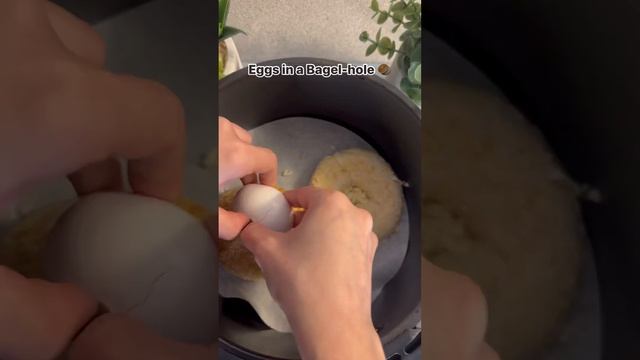 Eggs in Bagel-hole 🥯😋 #food #shortsvideo #shortvideo смотреть онлайн