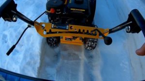 Чищу снег снегоуборщиком.