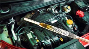 90% автомобилистов держат УРОВЕНЬ МАСЛА неправильно