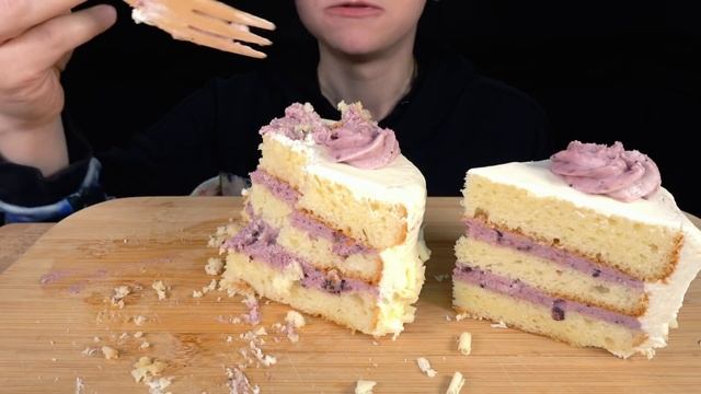 ASMR Big Wild Berry Mousse Cake Mukbang [Soft Eating Sounds / No Talking] смотреть онлайн