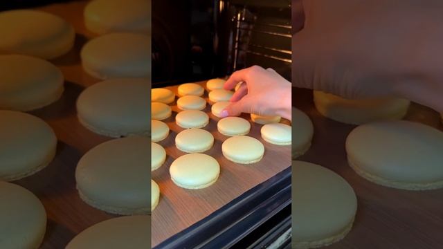 Нет одной единой температуры для выпечки макарон. Все зависит от духовки. И время может быть разным смотреть онлайн