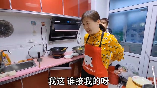 大姐家卖黄豆，你一袋我一袋，扛的贼有劲，农村院里一片欢声笑语 смотреть онлайн