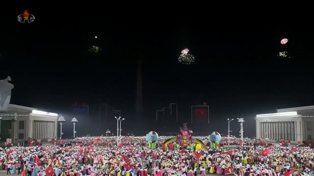 В КНДР ОТМЕТИЛИ 111 ю ГОДОВЩИНУ СО ДНЯ РОЖДЕНИЯ ТОВАРИЩА КИМ ИР СЕНА 태양절경축 청년학생들의 야회 및 축포발사 смотреть онлайн