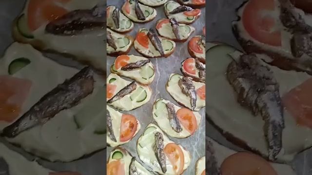 Невероятно вкусные бутерброды со шпротами, сделанными в домашних условиях!!! #shorts@MarynaVolchak смотреть онлайн
