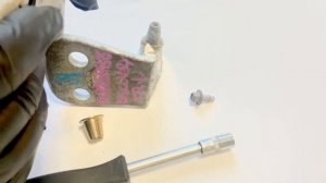 Land Rover Discovery III,IV 2004-2009 г. 
Ремкомплект петли двери.