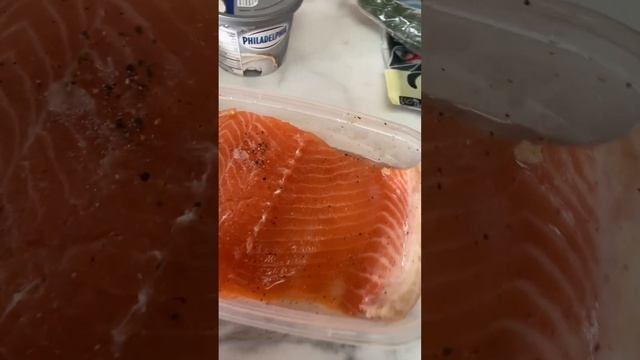 Едим дома. Вкусно. #шортс #shorts #сушидома смотреть онлайн