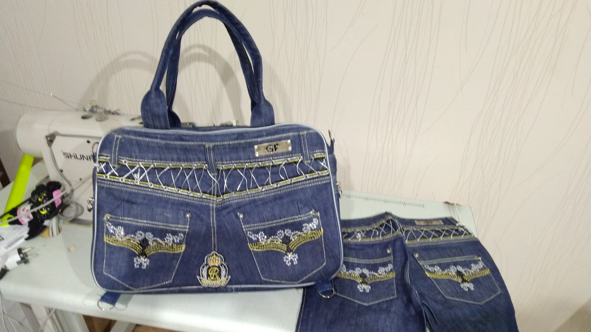 Как сделать сумку из джинсов своими руками Сумка из старых джинсов DIY handmade denim bag смотреть онлайн