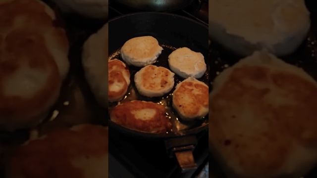 Готовим Вместе с Полиной Сырники 😋😋😋#shorts #готовим #рекомендации #полинаkids смотреть онлайн