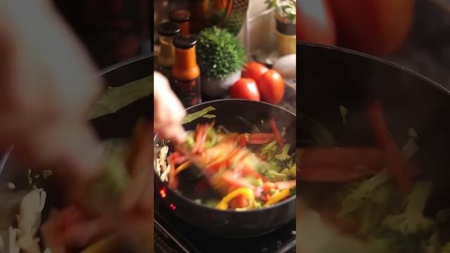 The Best Thukpa Recipe Ever!! #ashortaday #winterrecipe #shorts #foodblogger смотреть онлайн