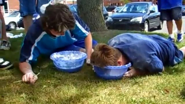 Fear Factor Day - Flour Spitting смотреть онлайн