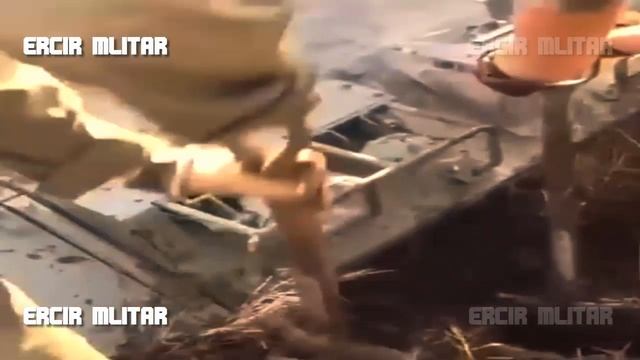 Así quedaran los tanques alemanes Leopard 2 atrapados en el barro en Ucrania смотреть онлайн
