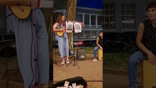 Игра на улице на укулеле и гитаре, и пою все ссылки в описании! смотреть онлайн