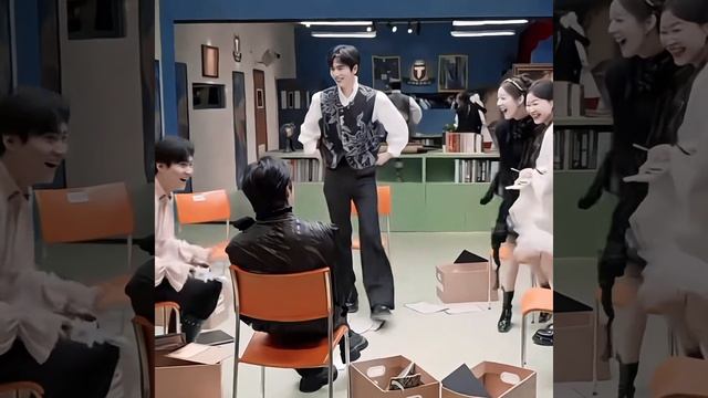 Фрагмент из шоу «Давайте начнём рассуждать». Посмотрите на радость девочек когда они обхитли парней