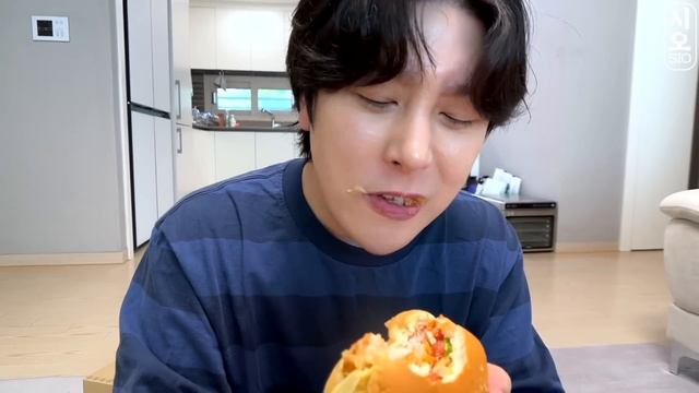 ASMR MUKBANG | 직접 만든 치즈 불닭볶음면 양념치킨 김밥 치즈스틱 먹방 FRIED CHICKEN AND FIRE NOODLES смотреть онлайн