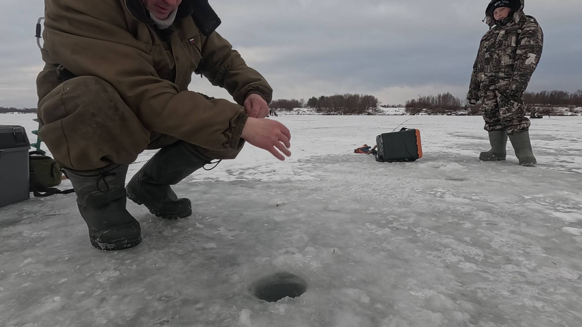 ПОДРУЖИЛСЯ С КОРЯГОЙ и наловил рыбы! Рыбалка на Оке! РЫБАЛКА 2025 смотреть онлайн