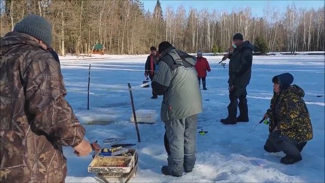 На запуске лучше работают блёсны с рыжими тонами. Клёвое место, Лосиный остров, нижний водоём. смотреть онлайн