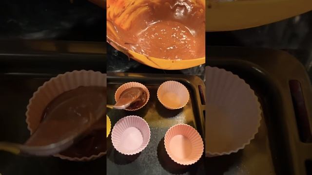 Шоколадные и клубничные кексы за 30 минут!🧨 #reels #shorts #food #eat #cooking #рек #recipes #кекс смотреть онлайн