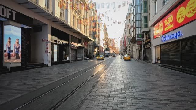 Стамбул: улица Истикляль, ранее утро смотреть онлайн