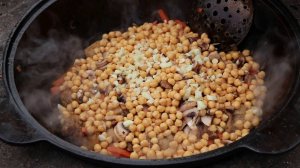 Готовлю супер блюдо в своём Бич-Мангале. В казане на огне