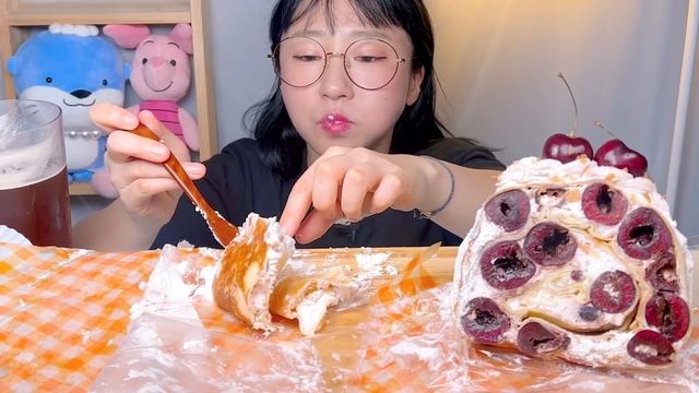 복숭아치즈 체리 롤크레이프 케이크🍑 조개롱 마카롱 디저트 먹방 Dessert Mukbang смотреть онлайн