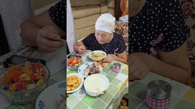 ВКУСНО КОРМИТ СВЕКРОВЬ #башкортостан #еда #деревня #родители #вкусно #семья #чай смотреть онлайн