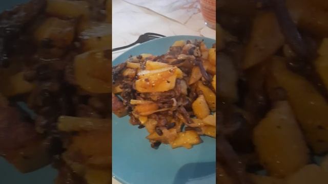 жареная картошка с луком и грибами смотреть онлайн