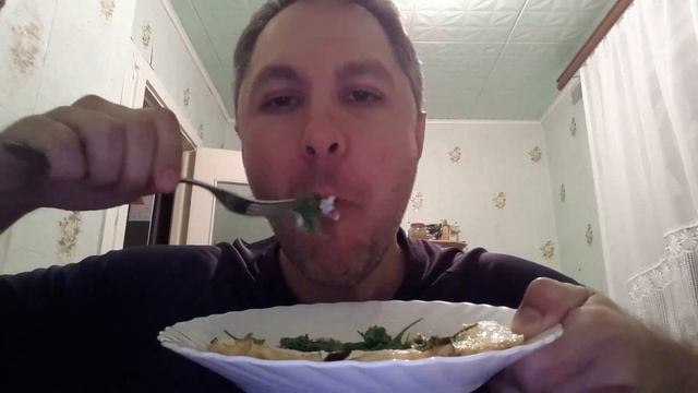 АСМР ИТИНГ. КУШАЮ ЯИЧНИЦУ С ЛУЧКОМ И ПЕТРУШКОЙ. ASMR смотреть онлайн