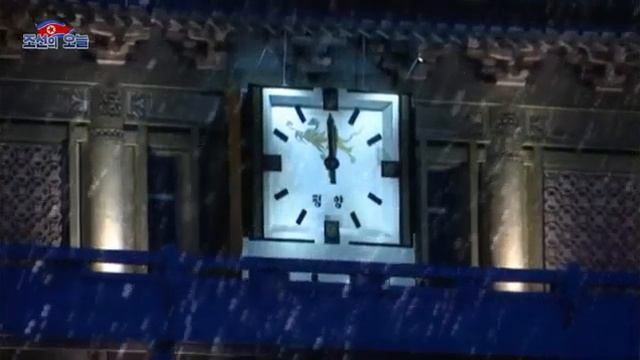 СНЕЖИНКИ В НОЧНОМ НЕБЕ 밤하늘에 내리는 눈송이야 смотреть онлайн