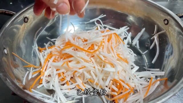 炸蘿蔔丸子，到底加麵粉還是澱粉，大廚教你正確做法，外酥里軟【留意美食】#炸蘿蔔丸子 #炸蘿蔔丸子的做法 #炸蘿蔔丸子食譜 #炸蘿蔔丸子料理 #中國美食 смотреть онлайн