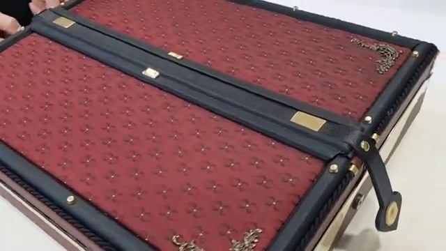 Buchkassette Eisenstrasse mit ausgefeiltem Hebemechanismus.