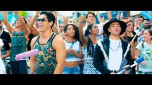Chino & Nacho   Me Voy Enamorando ft  Farruko Remix Official Music Video webm