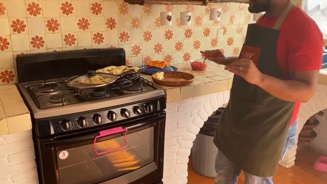 Molletes en English beagle y pico de Gallo con chile de árbol seco. Easy mexican recipes. смотреть онлайн