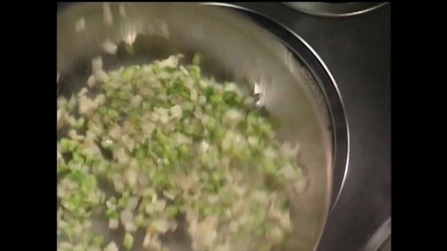 Essence of Emeril S1E73 - No Noodle Lasagna смотреть онлайн