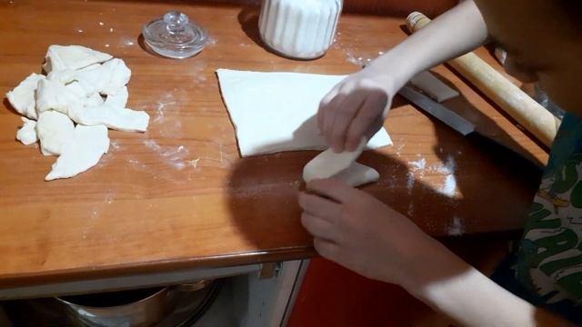 ГОТОВЛЮ КРУАССАНЫ С ШОКОЛАДОМ!ЧАСТЬ 1. смотреть онлайн