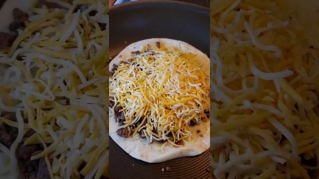 CHEESE BURGER QUESADILLA #Shorts #quesadilla смотреть онлайн