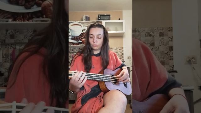 Давайте поиграем в угадайку! Пиши, на что похоже! #live #шортс #бас #укулеле смотреть онлайн