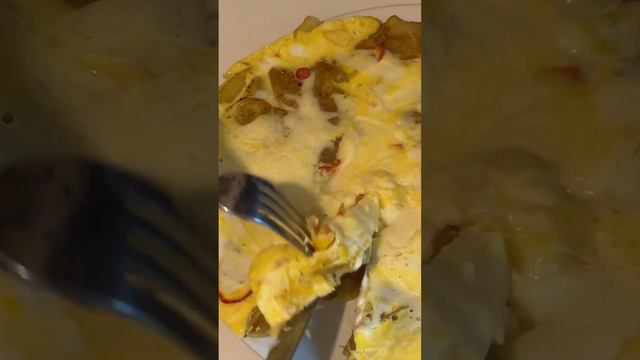 Potato omelette with cheese and chilli #shorts смотреть онлайн