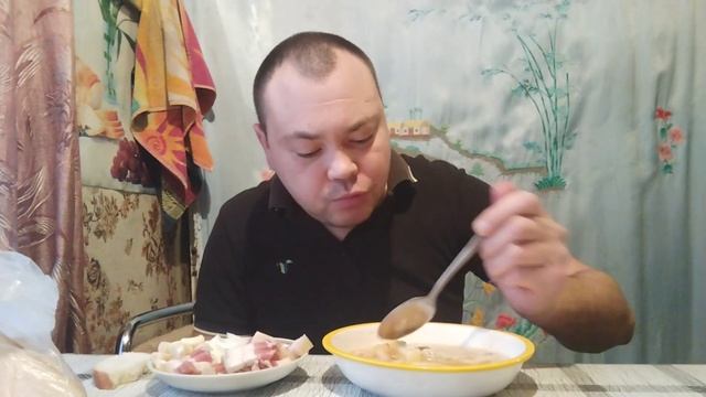 Мукбанг:Гороховый суп с грудинкой, сало, лук, чеснок. смотреть онлайн